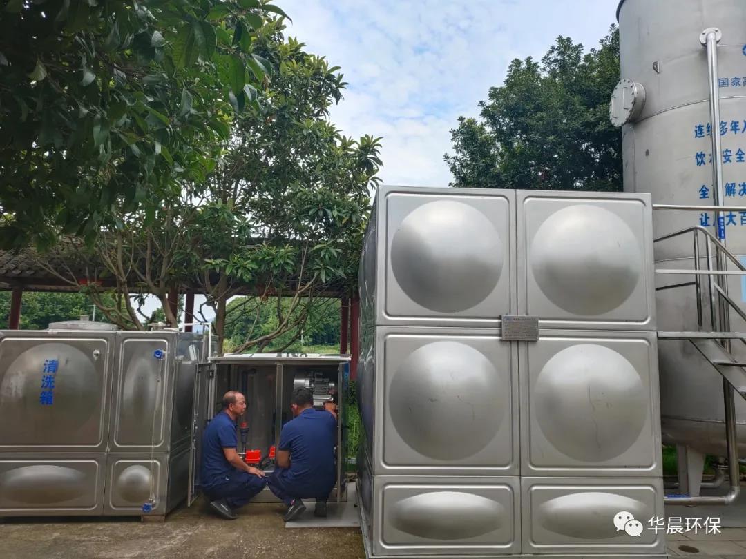我们用双手捧着“未来”(图4)
